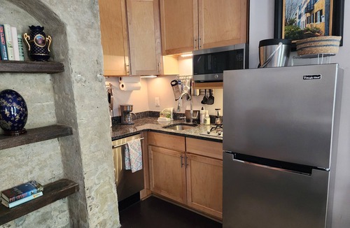 Harleston Village Apartment | High End One Bedroom Apartment located in the Heart of Charleston