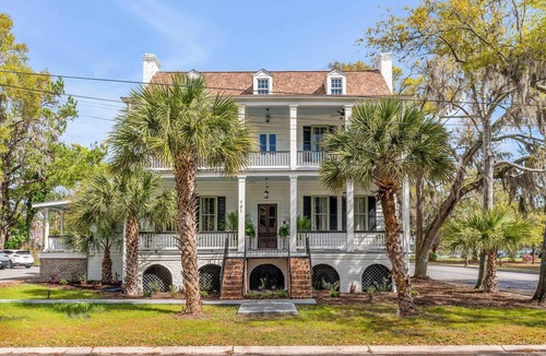 The Old Commons House | Historic Boutique Hotel Suite w. Waterviews!