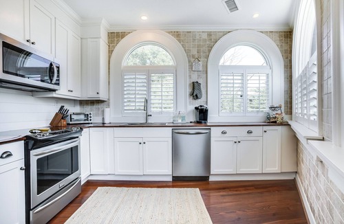 South of Broad Apartment | Historic Downtown Charleston: 2BR/2.5BA with Rooftop Terrace & Parking