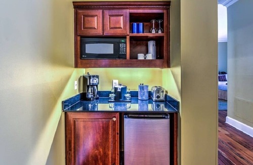 Charleston Historic District Apartment | Historic French Quarter Charleston at your fingertips, close to everything fun.