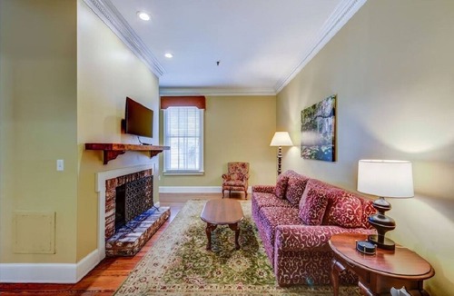Charleston Historic District Apartment | Historic French Quarter Charleston at your fingertips, close to everything fun.