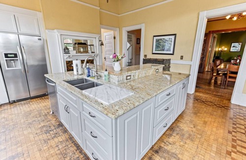 Historic Downtown Savannah House | Historic Victorian Mansion, many original features, great walkable area