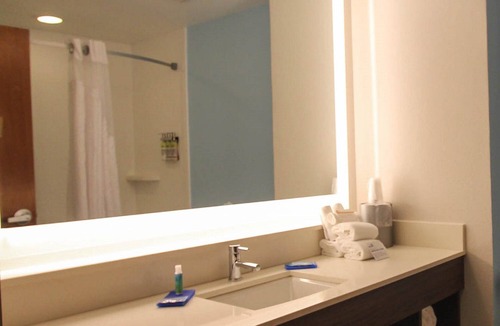 North Charleston Hotel | Holiday Inn Express Hotel & Suites Charleston-North by IHG