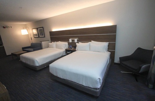 North Charleston Hotel | Holiday Inn Express Hotel & Suites Charleston-North by IHG