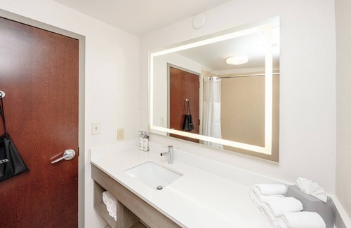 North Charleston Hotel | Holiday Inn Express & Suites Charleston - Northwoods by IHG