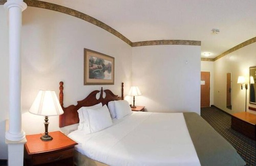 Laurinburg Hotel | Holiday Inn Express Hotel & Suites Laurinburg by IHG