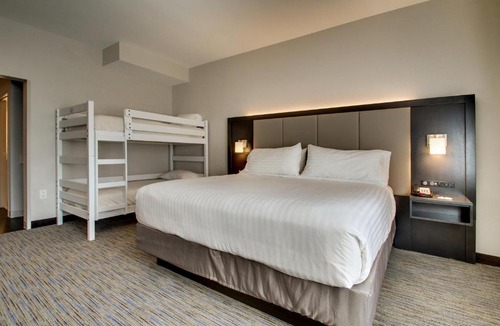 Mount Pleasant Hotel | Holiday Inn Express & Suites Charleston NE Mt Pleasant US17 by IHG