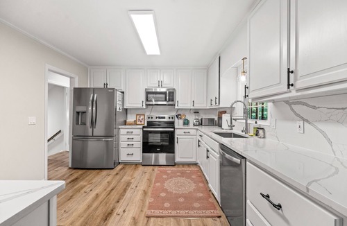 Greensboro House | Home 3,000SFT 6BR-7-11 Beds 4BA PetsOK Fenced Yard