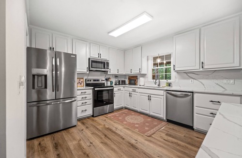 Greensboro House | Home 3,000SFT 6BR-7-11 Beds 4BA PetsOK Fenced Yard