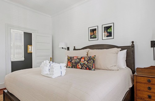 South of Broad House | Home of the Queen- 4br/3.5ba & Private Pool in Heart of CHS!