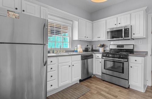 Beach Institute Cottage | Honey Bee Cottage - Walk to Forsyth Park - Private Patio - Pet-Friendly