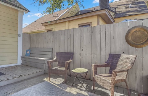 Beach Institute Cottage | Honey Bee Cottage - Walk to Forsyth Park - Private Patio - Pet-Friendly