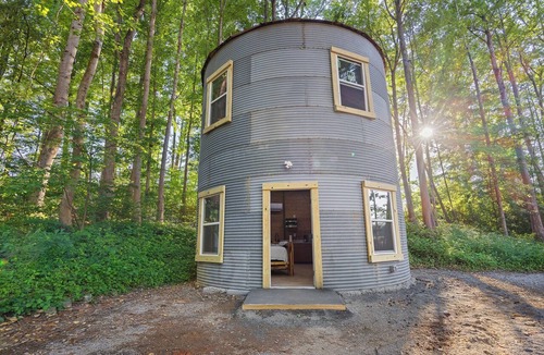 Troutman House | Honeymoon Suite w/Exotic Animals + Hot Tub + Zoo