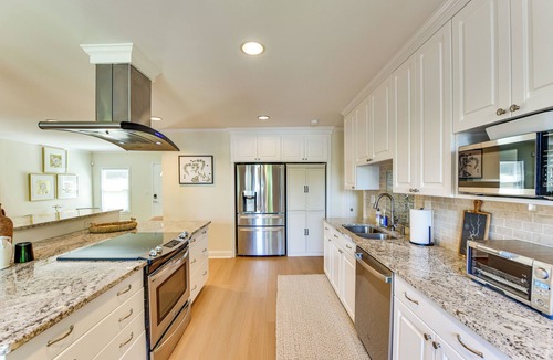 Bowling Green House | Hot Tub, Dock, Game Room! Stunning Lake Wylie Home