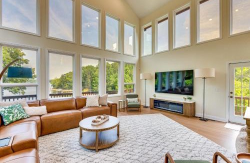 Bowling Green House | Hot Tub, Dock, Game Room! Stunning Lake Wylie Home