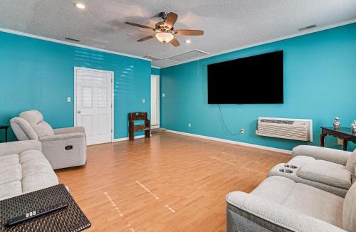 Conway House | Hot Tub + Gazebo: Group Getaway Near Dtwn Conway!