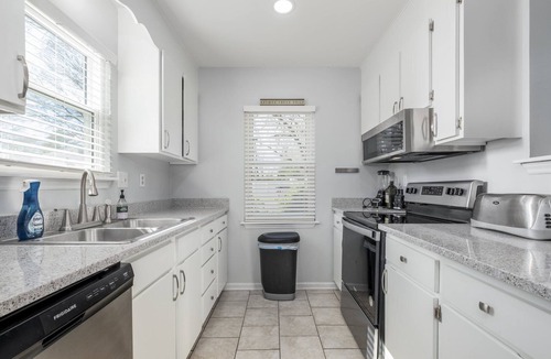 Optimist Park House | *HOT TUB in UPTOWN + FREE parking | FUN | NEW*