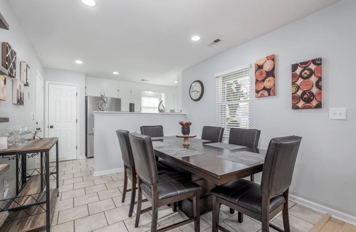Optimist Park House | *HOT TUB in UPTOWN + FREE parking | FUN | NEW*