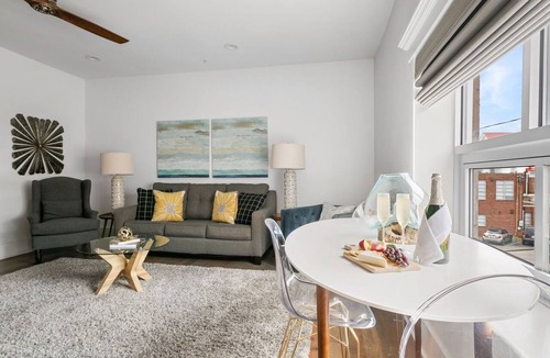 Downtown Charleston Apartment | In the Heart of King Street | Hampton Suite