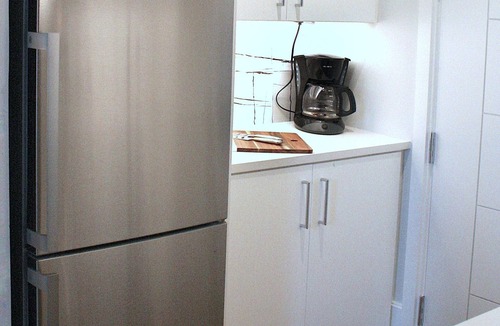 Mount Pleasant Apartment | Ion spacious above garage apartment in quiet neighborhood. High ceilings!