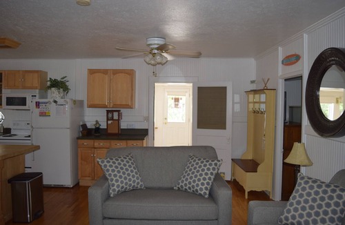 Folly Beach House | Island Center~minutes to both beach & town~Free ample parking~King Bed~Spacious!