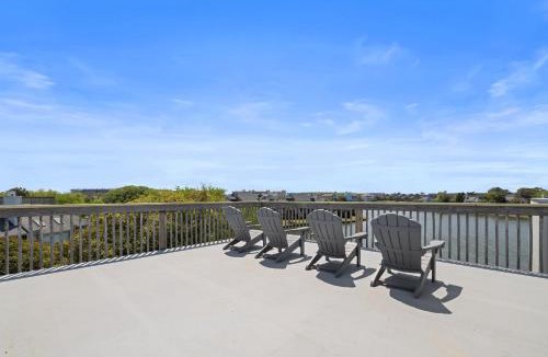 Litchfield by the Sea House | Island Serenity Lake View 3 Bedroom with Amenities
