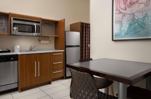 North Charleston Hotel | King 1BR Suite w/Kitchenette, Pool & Gym Access | 3mi to Charleston Int'l Airp