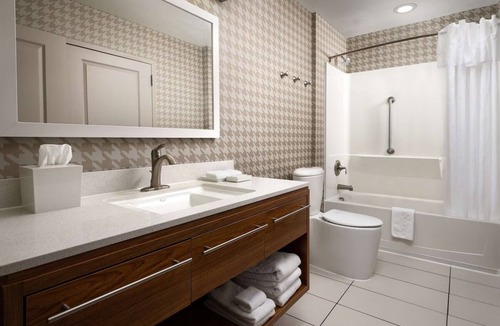 North Charleston Hotel | King 1BR Suite w/Kitchenette, Pool & Gym Access | 3mi to Charleston Int'l Airp