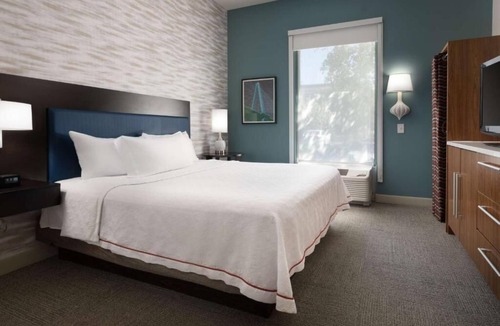 North Charleston Hotel | King 1BR Suite: Kitchenette, Pool & Gym Access | 3mi to Charleston Int'l Airport