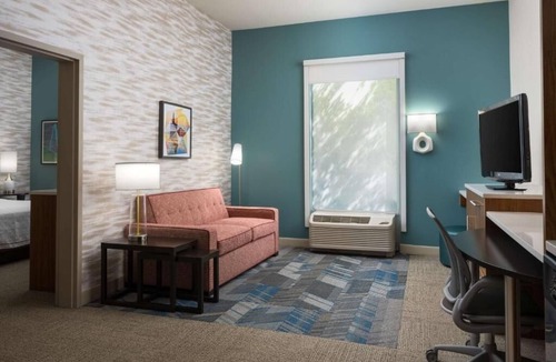North Charleston Hotel | King 1BR Suite: Kitchenette, Pool & Gym Access | 3mi to Charleston Int'l Airport