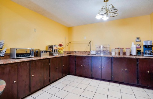 Cape Fear Apartment | King Bed|OYO Hotel Wade/Fayetteville I-95 South
