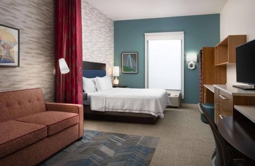 North Charleston Hotel | King Bed Studio: Kitchenette, Gym & Free Breakfast | 3 mi to Charleston Airport
