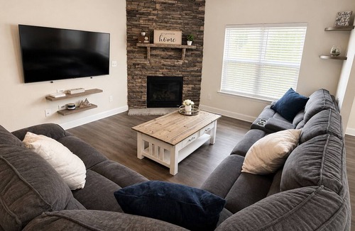 Kernersville House | King Suite, Fenced Yard & Fast Wi-Fi - Heart of the NC Triad, Kernersville, NC