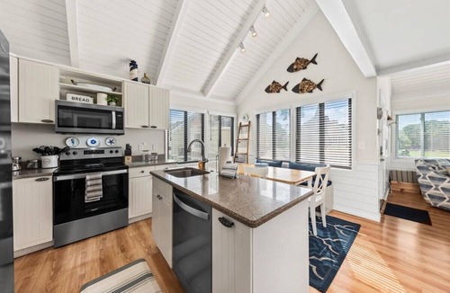 Sealoft Villas Villa | Kings Tide Cottage by Sandpiper | Near Beach