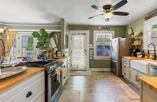 North Charleston House | La Petite Fleur Rouge | Elegant & Cozy 2/1 Getaway