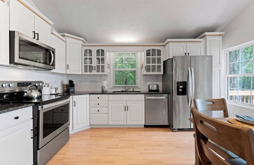 Lake Norman of Catawba House | Lake Days by AvantStay | Hot Tub + Firepit + Game Room & Private Dock Access