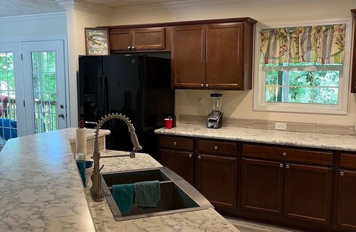 Troutman House | Lake Living's best! "Chillax" with 3brm, 2 Kings and 2-XL twins, 2 bath