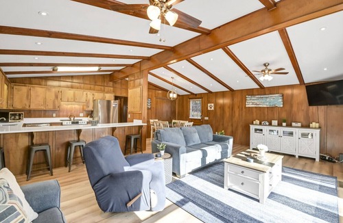 Prosperity House | Lake Stay on Bedford Way |Private Dock & Boat Ramp