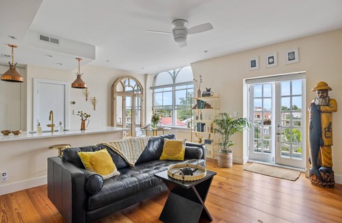 Harleston Village Condo | Lakefront balcony, walk to MUSC/food, luxe decor; 1 bedroom historical charmer!