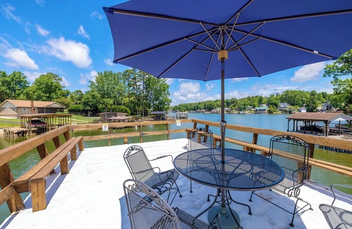 New London House | Lakefront on quiet cove at Badin Lake, Bear Necessities. Sleeps 10