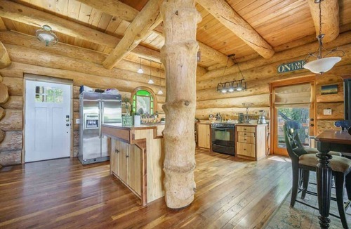 Manning House | Lakeside Log Cabin. Hot tub, Dock, Boat Lift!