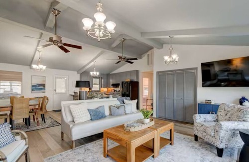 Camden House | Lakeside retreat! Sunset view, newly remodeled+ new dock! Visit our lake!