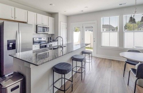 Summerville Apartment | Landing | Chic 3BD, Yoga Studio, Gym