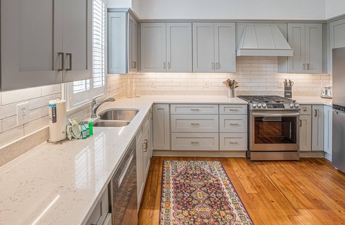 Historic Downtown Savannah House | Large Family Home w/Parking, Steps from Forsyth Fountain by Lucky Savannah