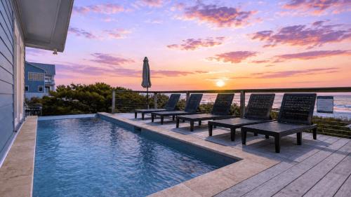 Folly Beach House | Lighthouse by AvantStay