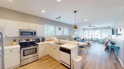 Litchfield by the Sea House | Litchfield Lakeside Escape Resort Perks by the Sea