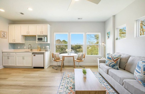 Charleston House | Little Betty Coastal Retreat~Minutes from Folly!