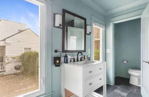 Cannonborough Elliotborough Cottage | Little Palm | Modern Getaway Walkable Neighborhood