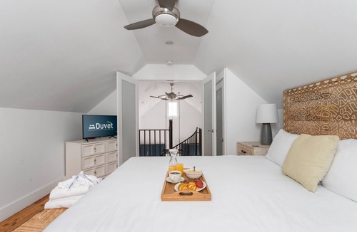 Cannonborough Elliotborough Cottage | Little Palm | Modern Getaway Walkable Neighborhood