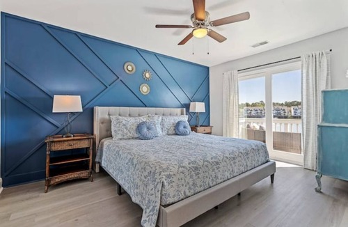 North Charleston House | Live on the Water! Lake Palmetto Palm w/Patio - 10Min to Downtown & Beaches